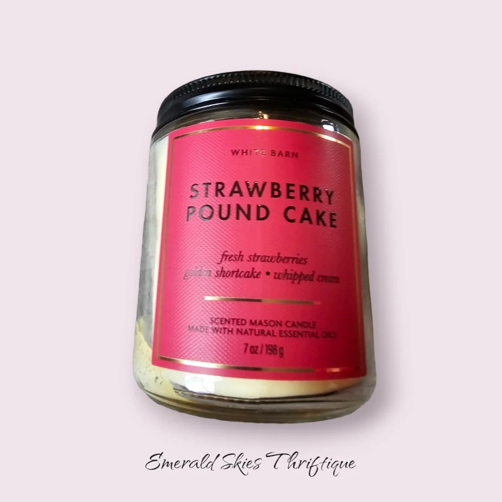 Bath & Body Works Strawberry Pound‎ Cake candle 🆕 - Picture 2 of 5